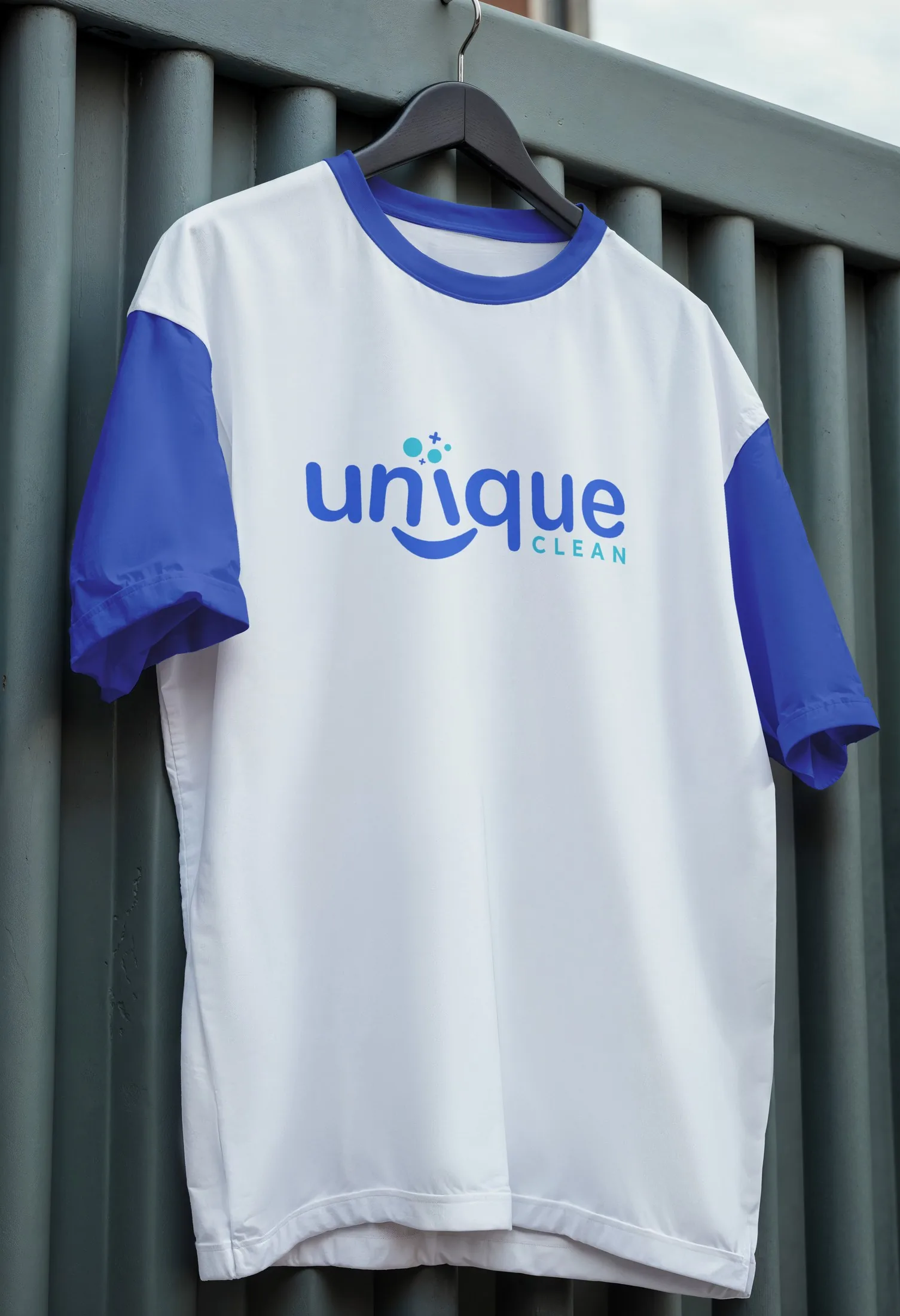 قطعة نظيفة تحمل شعار Unique Clean