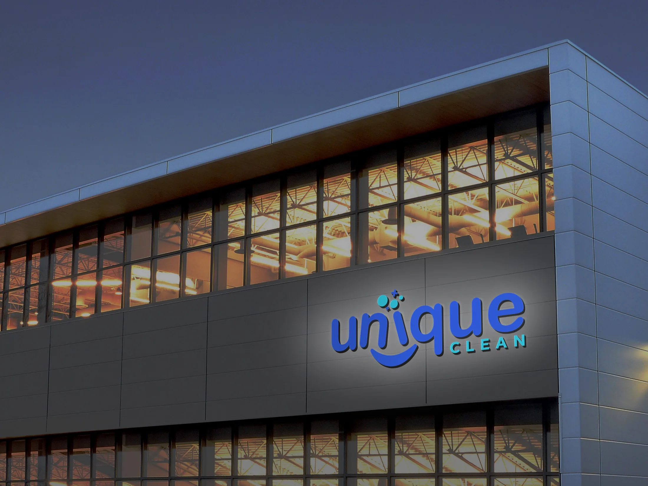شعار Unique Clean على واجهة المحل