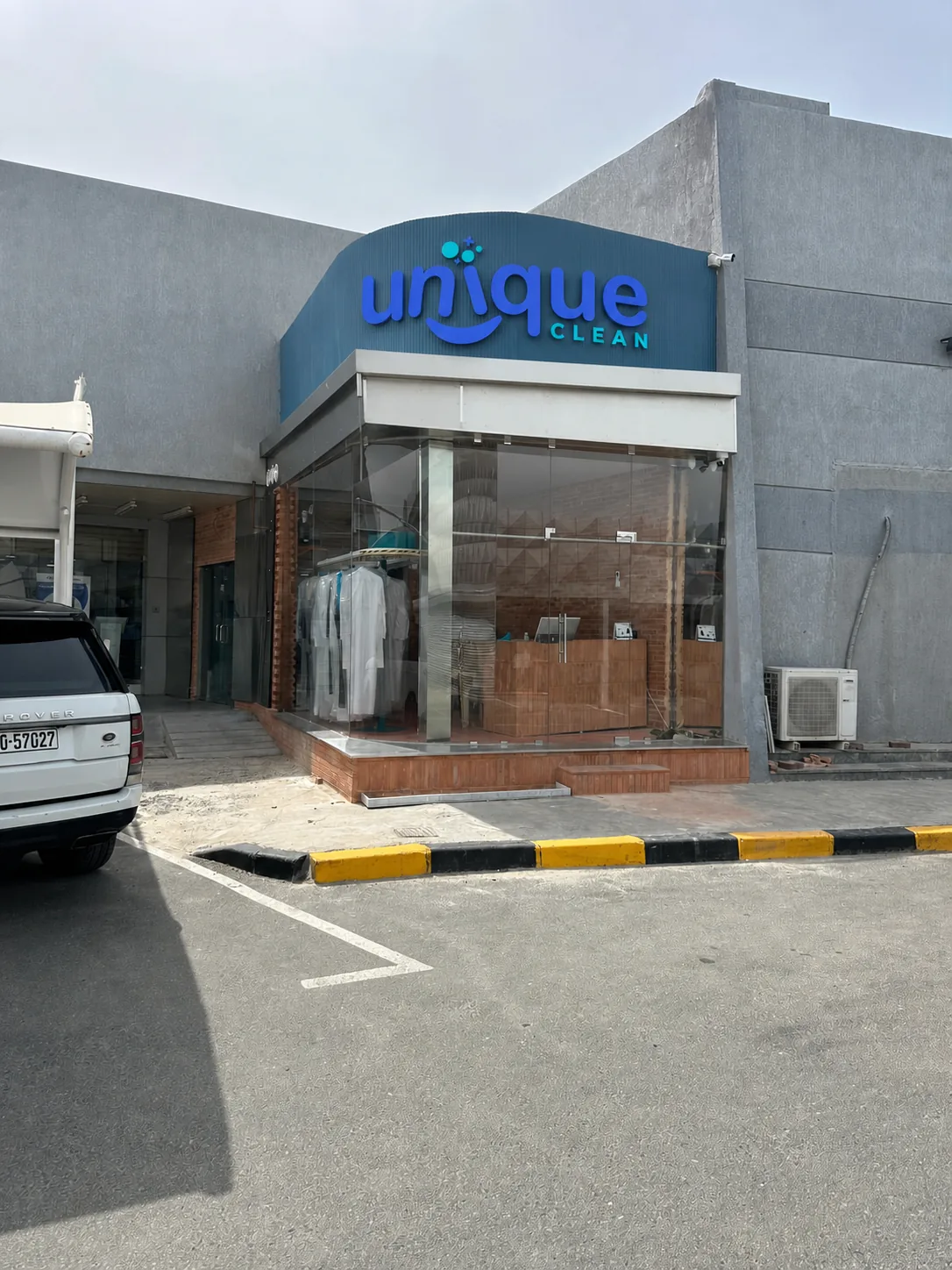 واجهة فرع Unique Clean بالشعار